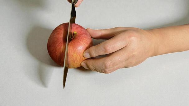 りんごを包丁で半分に切る人 りんご,果実,包丁の写真素材