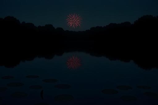 池面に映る赤い花火 池面に映る赤い花火の写真