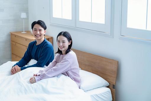 ベッドで寝る二人 快眠,休養,新婚の写真素材