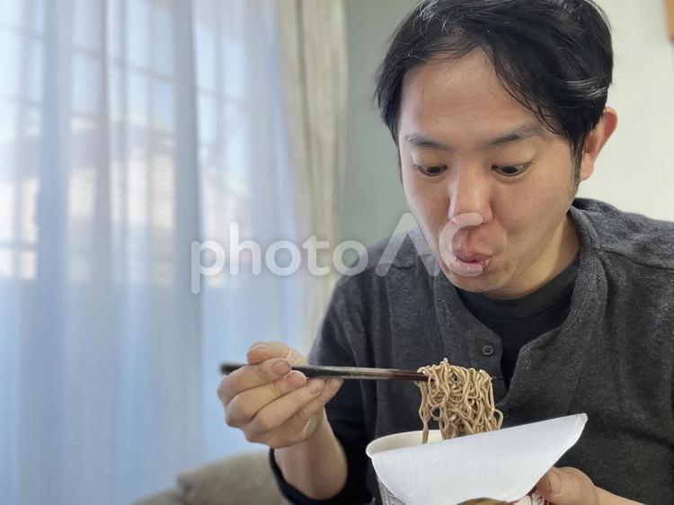 食事をする男性　25243 男性,食べる,食事の写真素材