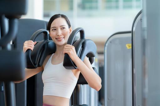 スポーツジムでトレーニングをする若い女性 スポーツジム,フィットネス,ダイエットの写真素材