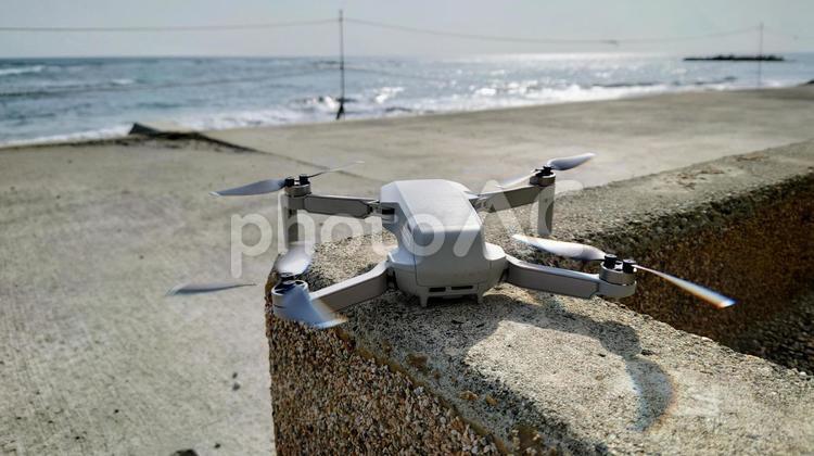 海岸を空撮に向けて起動しらドローン 海岸,テトラポッド,砂浜の写真素材