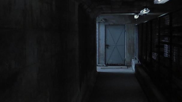 地下秘密基地へと通じる禁断の鉄扉 地下秘密基地へと通じる禁断の鉄扉 地下道,隧道,トンネルの写真素材