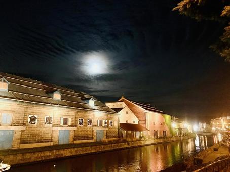 小樽運河と満月 小樽運河と満月 満月,月,夜景の写真素材