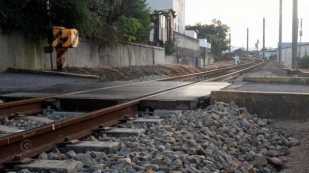 踏切前にて佇む 踏切前にて佇む 線路,レール,錆びの写真素材