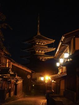 綺麗にライトアップされた五重塔 綺麗にライトアップされた五重塔の写真
