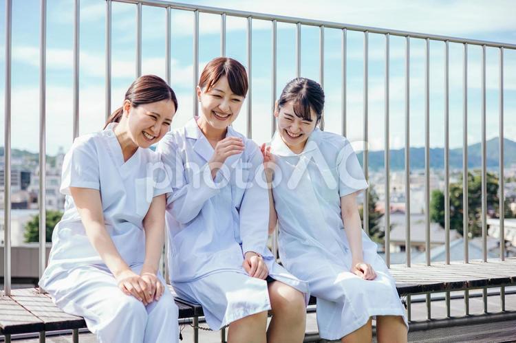 会話する仲の良い女性医師と看護師（爆笑） 医師,看護師,会話の写真素材