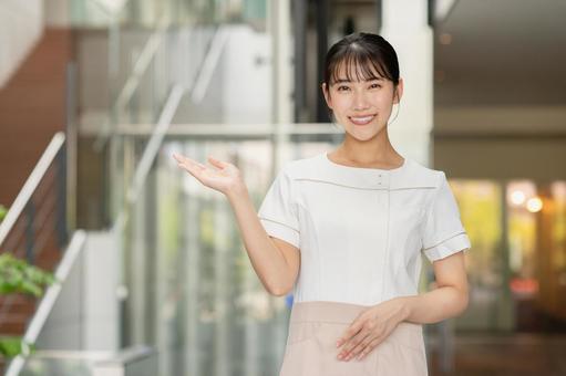 クリニックで働く若い女性 クリニックで働く若い女性 クリニック,病院,受付の写真素材