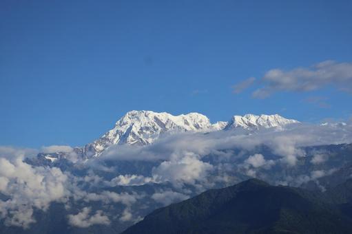 緑の山の先に雲とヒマラヤ山脈と青空の風景 緑の山の先に雲とヒマラヤ山脈と青空の風景 緑,山,先の写真素材