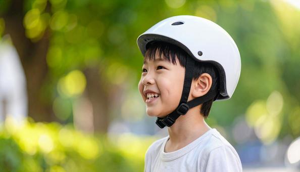 自転車用ヘルメットをかぶる男の子 自転車用ヘルメットをかぶる男の子の写真
