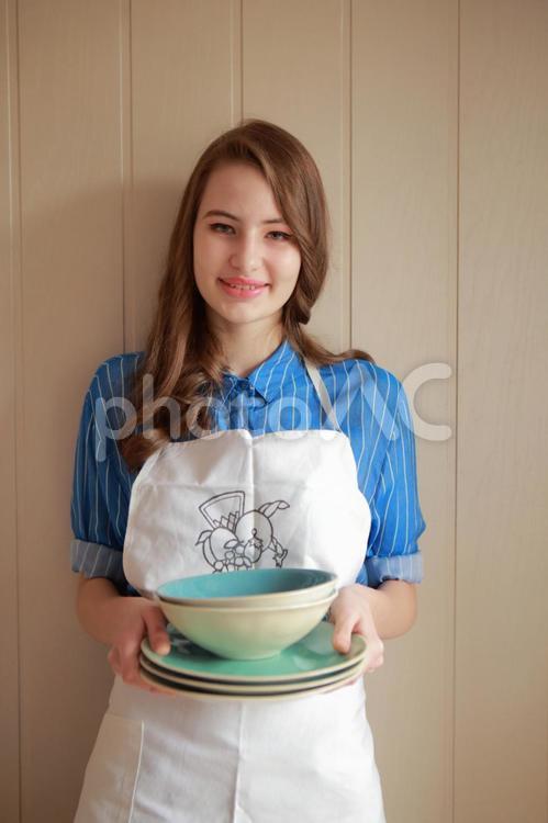 お皿を持って立つ女性4 女性,外国人,料理の写真素材