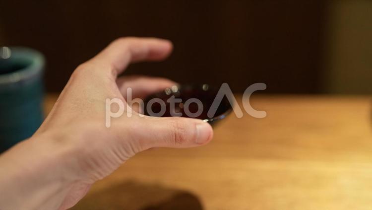お猪口を持つ男性の手 男性,手,お酒の写真素材