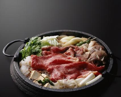 すき焼き すき焼き すき焼き,鉄鍋,牛肉の写真素材