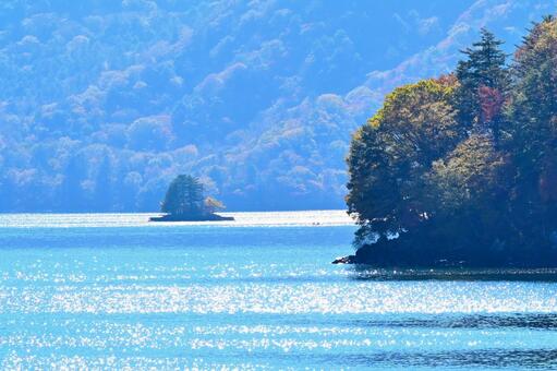 奥日光の紅葉（中禅寺湖、男体山） 紅葉,秋,風景の写真素材