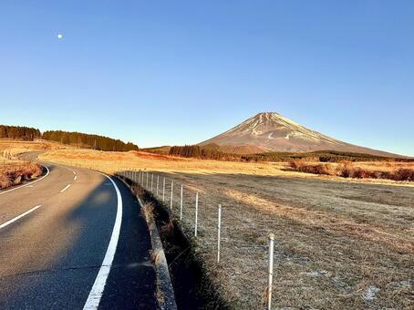 富士山と道 富士山,自然,風景の写真素材