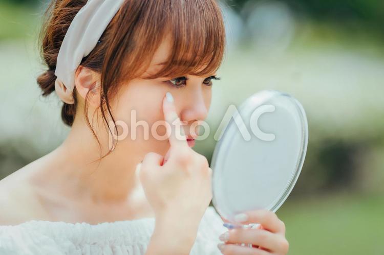 鏡で目を見る女性 貧血,ドライアイ,ものもらいの写真素材