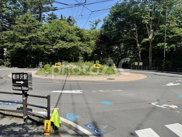 軽井沢のラウンドアバウト（環状交差点） 軽井沢,ラウンドアバウト,六本辻ラウンドアバウトの写真素材