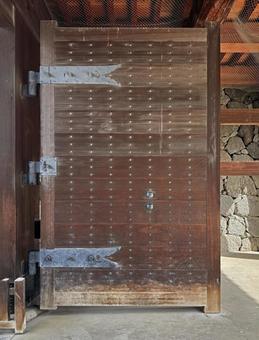 山形城跡5_二ノ丸東大手門の扉の写真