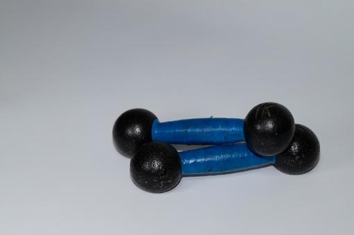 青い持ち手が付いたアンティークなダンベル ダンベル,筋トレ,運動の写真素材