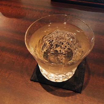 ウイスキー（ハーフロック） ウイスキー,ロック,バカラの写真素材