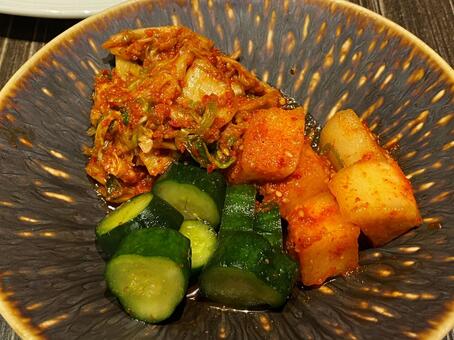 焼肉屋のキムチ３種盛り合わせ キムチ,三種盛り,盛り合わせの写真素材