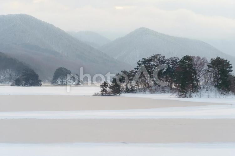 湖の冬景色 冬,雪,湖の写真素材