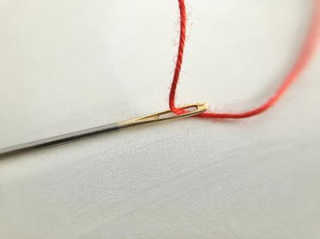 赤い糸を通した針 赤い糸を通した針 裁縫,糸,裁縫糸の写真素材