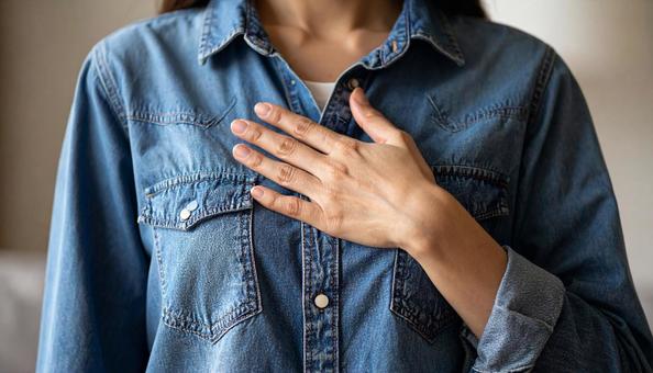 真心のイメージ 胸の前で手をあわせる女性 真心のイメージ 胸の前で手をあわせる女性の写真