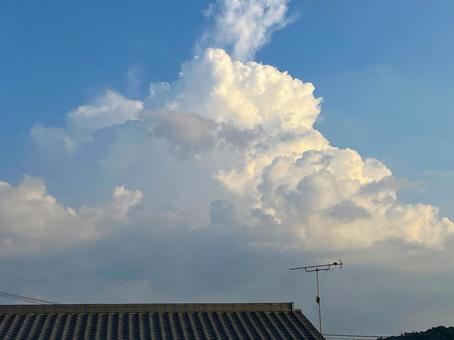 夕陽を浴びる入道雲 夕陽を浴びる入道雲の写真