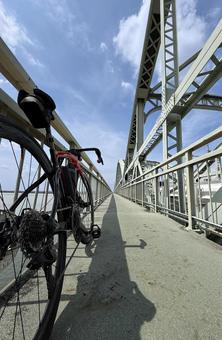 自転車で尾張大橋を渡るの写真