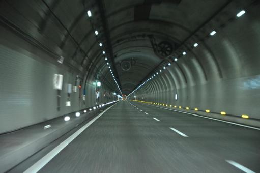 高速道路のトンネル 高速道路のトンネル トンネル,ドライブ,運転の写真素材