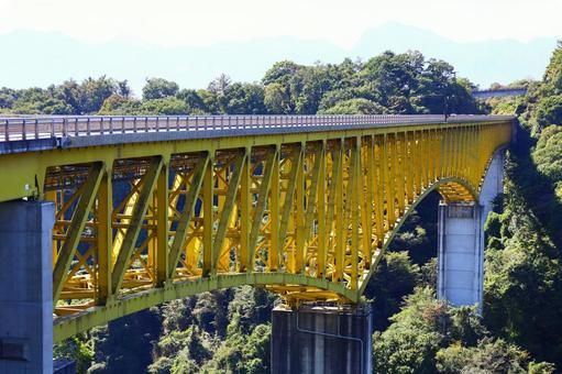 黄色い橋(八ヶ岳高原大橋) 黄色い橋(八ヶ岳高原大橋) 八ヶ岳高原大橋,黄色い橋,橋の写真素材