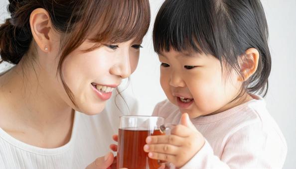 日本人のお母さんと子供 お茶を飲む親子 日本人のお母さんと子供 お茶を飲む親子の写真