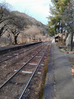 田舎の線路 田舎の線路 線路,無人駅,田舎の写真素材