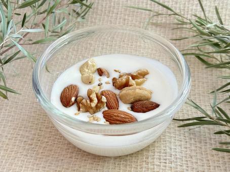 ヨーグルトにナッツ ナッツ,ヨーグルト,胡桃の写真素材