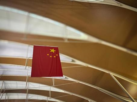 上海空港の建物内部に掲げられた中国国旗 上海空港の建物内部に掲げられた中国国旗の写真