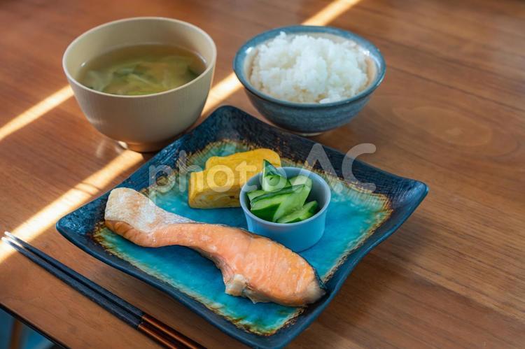 焼き鮭と卵焼きの朝食 朝食,和食,焼き鮭の写真素材