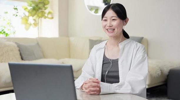 オンラインで面接を行うアジア人女性 オンラインで面接を行うアジア人女性 オンライン,面接,女性の写真素材