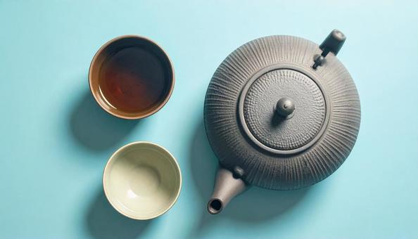 テーブルの上の急須と湯呑 テーブルの上の急須と湯呑の写真