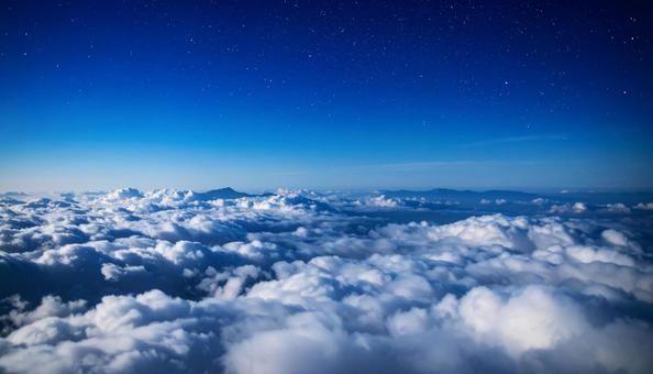 星空と夜の雲海の写真