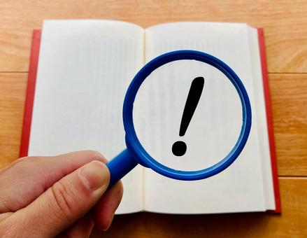 開いたノートに虫眼鏡と感嘆符! 開いたノートに虫眼鏡と感嘆符! 感嘆符,びっくりマーク,虫眼鏡の写真素材