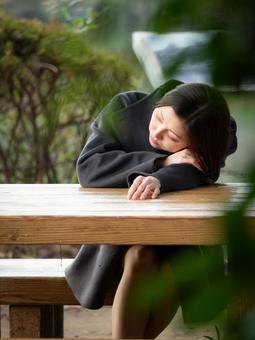 31:公園を散策する女性 31:公園を散策する女性の写真