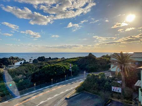 夕焼けと海の写真