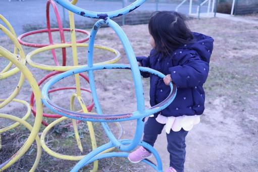 公園で遊ぶ子供 公園で遊ぶ子供の写真