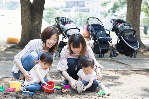 ママ友 母親 育児 ママ友 母親 育児 ママ友,砂遊び,公園の写真素材