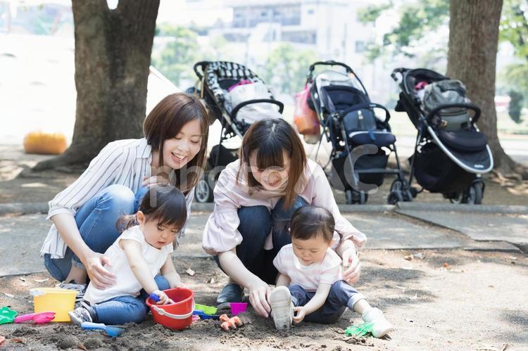 ママ友　母親　育児　 ママ友,砂遊び,公園の写真素材