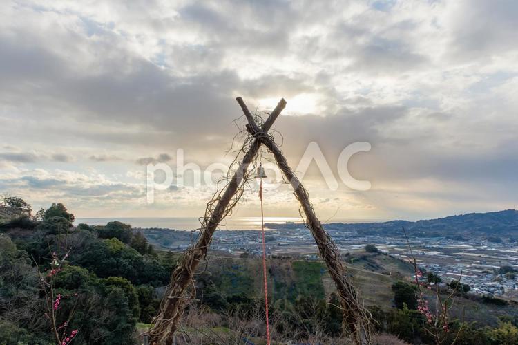 夕暮れの鐘と広がる風景 夕暮れ,鐘,シルエットの写真素材