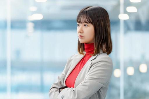 腕組みをして考える女性・ビジネスウーマン 女性,考える,ビジネスの写真素材