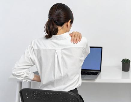 仕事中に肩こりを感じた女性会社員 仕事中に肩こりを感じた女性会社員の写真