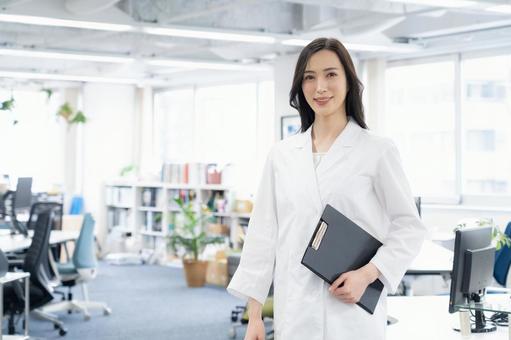 実験をする白衣の若い女性研究者 実験をする白衣の若い女性研究者 研究,サイエンス,実験の写真素材